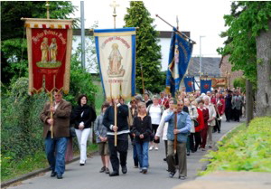 Prozession 2008 am Friedhofsweg. Foto: Hejo Mies