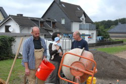 Emma hlt ihre Leute bei Laune . . .