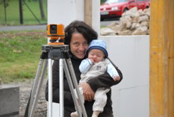 Siehst du Emma, das ist der neue "Nacktscanner". Jeder der in den Saal will mu hier vorbei.