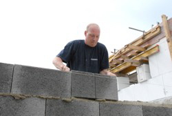 Wer einen LKW zurcksetzen kann, dem fllt das Mauern nicht schwer.