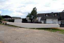 Habe ich mir doch gedacht, noch kein Dach berm Kopf, aber die Theke ist schon da.