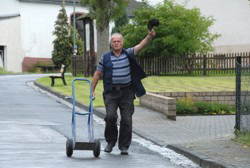 Ein frhlicher Helfer im Anmarsch.