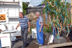 Der Richtbaum ist schon geschmckt . . . 