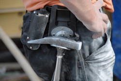 . . . am Arsch hngt der Hammer . . .