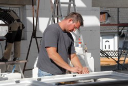 Filigrane arbeiten am Blendrahmen.