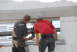 Gell Papa, deine Bohrmaschine hrt sich an wie mein Geldbeutel, nmlich leer.