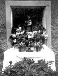 Fronleichnam 1954, unser Hausaltrchen im Giebelfenster. Bild: Archiv Autor