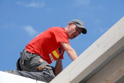 Da sind zwei schne Frauen . . . und ich hnge hier oben fest . . .