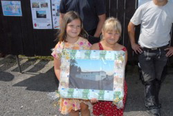 Zwei Glcksfeen bringen eine groe berraschung . . . ein Tausend-Euro-Geschenk der 1. Mannschaft aus Blankenheimerdorf/Mlheim.