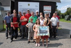 Alle Helferinnen und Helfer nahmen den Initiator Helmut Poensgen in die Mitte. Wann ist das nchste Spiel?