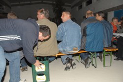 Hilfe durch zwei Stubbiksten, natrlich leer . . . 