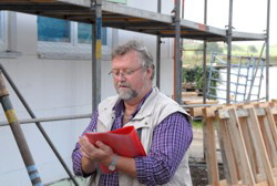 Das muss ich mir sofort notieren, neues Gesicht auf der Baustelle. Sie ist blond und kann hervorragend mit Kelle und Span umgehen. Super!