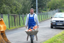 Bringt sein Werkzeug mit . . . guter Helfer . . .