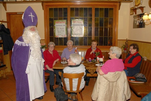 Der Heilige Mann bei den Drfer Gymnastik-Damen (2011) Foto Hejo Mies