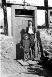 1946 vor der Haustr an Muue: Margret Kltsch mit Nesthkchen Gisela. Foto: Margret Kltsch