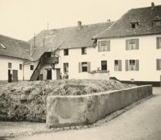 Der Misthaufen, ein Zeichen bäuerlichen Wohlstands. Archivbild : Hejo Mies Der Misthaufen, ein Zeichen bäuerlichen Wohlstands. Archivbild : Hejo Mies