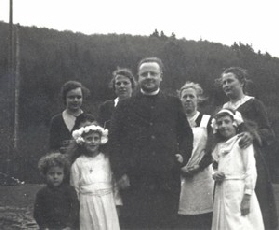 April 1939, Kommunionfest in Schlemmershof mit Pastor Hermann Lux. Jtt als Kchenmeisterin in weier Dienstkleidung (Archivbild J. Vossen)