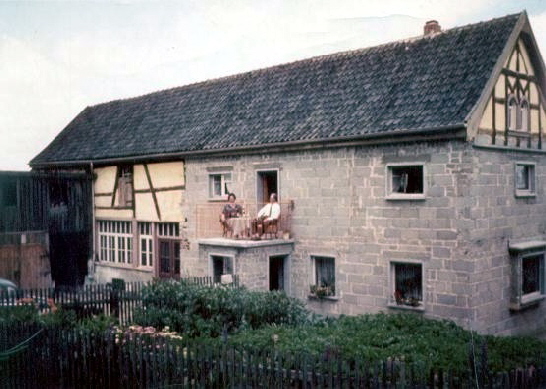 Das Wohnhaus ist im Rohbau saniert, der Werkstattbereich links kommt spter dran 