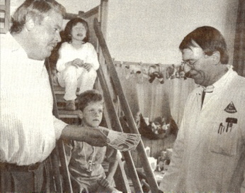 1991, Walter Schmitz und Dr. Jrg Schriever: 3.000 DM fr die Kinderstation (Foto : Klner Stadt-Anzeiger)