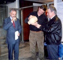 Rmerwein und Fladenbrot fr die Rathausbesucher (Foto : Autor)