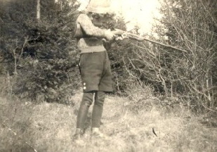 Als achtjhriger "Heckenschtze" mit dem alten Flobert an der Hardt (Bild: Archiv Autor)