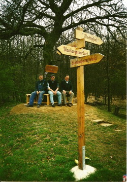 22. April 2002 Probesitzen auf der neuen Hubertus-Bank (Foto Johann Vossen)