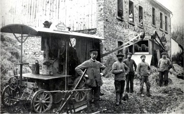 Um 1910: Die fahrbare Bandsge als Antrieb fr den Dreschkasten Copyright: Hans Henn